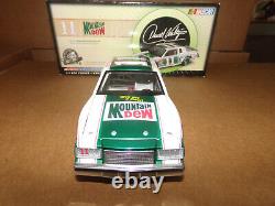 1/24 Darrell Waltrip #11 Mountain Dew Pearl & Liquid Color 1981 Action Nascar