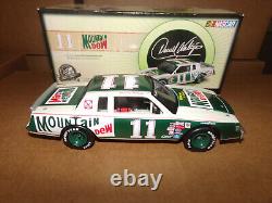 1/24 Darrell Waltrip #11 Mountain Dew Pearl & Liquid Color 1981 Action Nascar