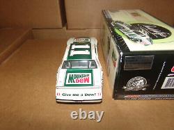 1/24 Darrell Waltrip #11 Mountain Dew Pearl & Liquid Color 1981 Action Nascar