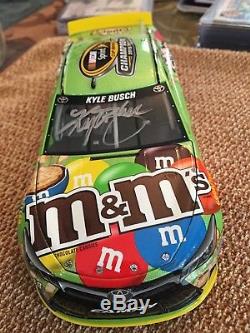 2015 NASCAR Championship Kyle Busch Autographed M&M'S Action 1 24 Galaxy Diecast