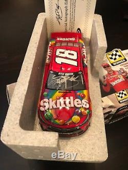 2016 Kyle Busch Skittles Indy Win Autograph Lionel Action COA 034 of 168 NIB