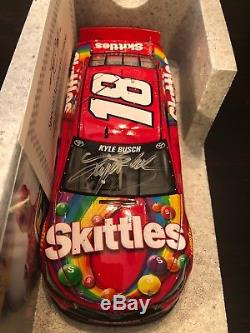 2016 Kyle Busch Skittles Indy Win Autograph Lionel Action COA 034 of 168 NIB