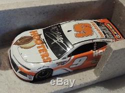 2018 Chase Elliott AUTOGRAPHED HOOTERS 124 HAND SIGNED diecast action