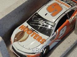 2018 Chase Elliott AUTOGRAPHED HOOTERS 124 HAND SIGNED diecast action