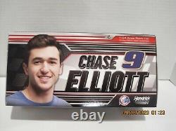 Chase Elliott #9 2018 Hooters Autographed 1/24