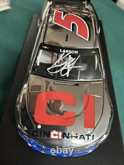 Kyle Larson Autographed Number #01 /72 Color Chrome 2021 Cincinnati 1/24 Action