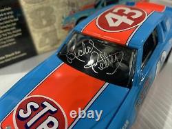 Richard Petty 1984 Pontiac Gran Prix 200th Win 1/24 historical Autographed
