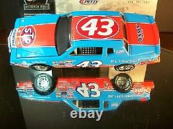 Richard Petty #43 STP 200th Win 1984 Pontiac Grand Prix Action 4,992 124